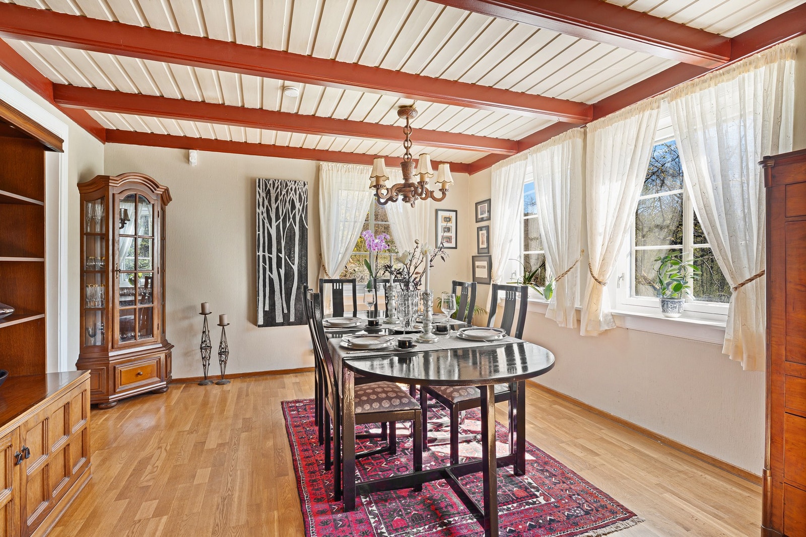 Fra spisestuedelen av stuen - kjøkkenet ligger praktisk til i rommet ved siden av. Galleribilde