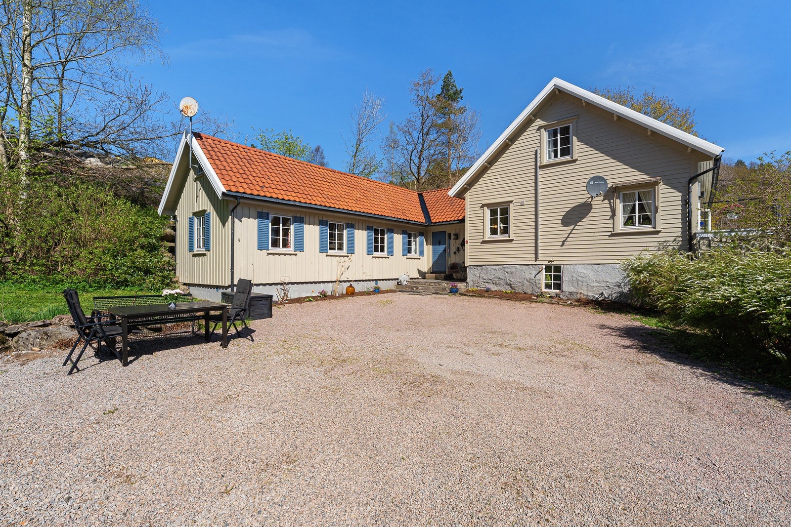 Stort gårdstun og stor og flott hage med plen og beplantninger Galleribilde