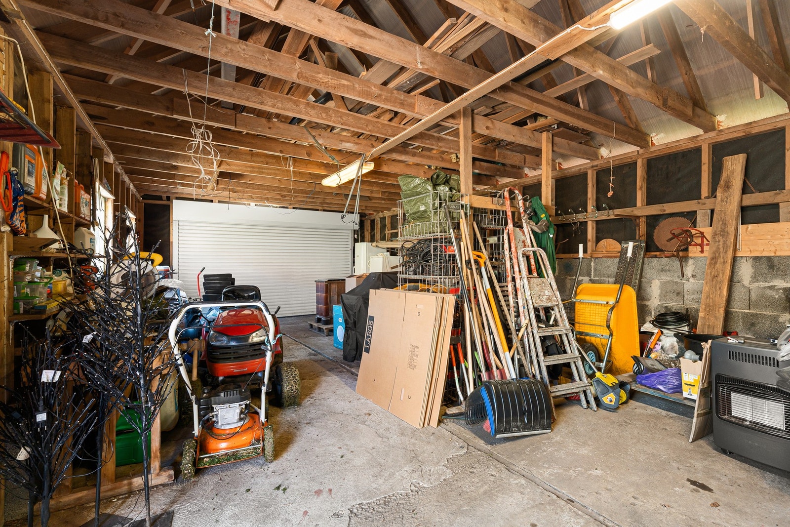 Inne fra garasjen - brukes til lager i dag Galleribilde