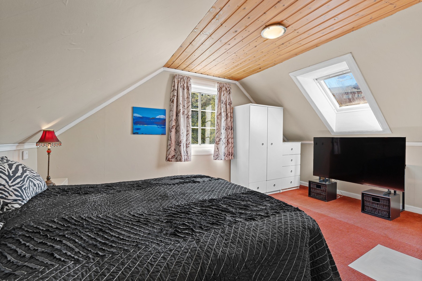 Soverom i hoveddelen av huset - loftsetasjen/2. etasje Galleribilde