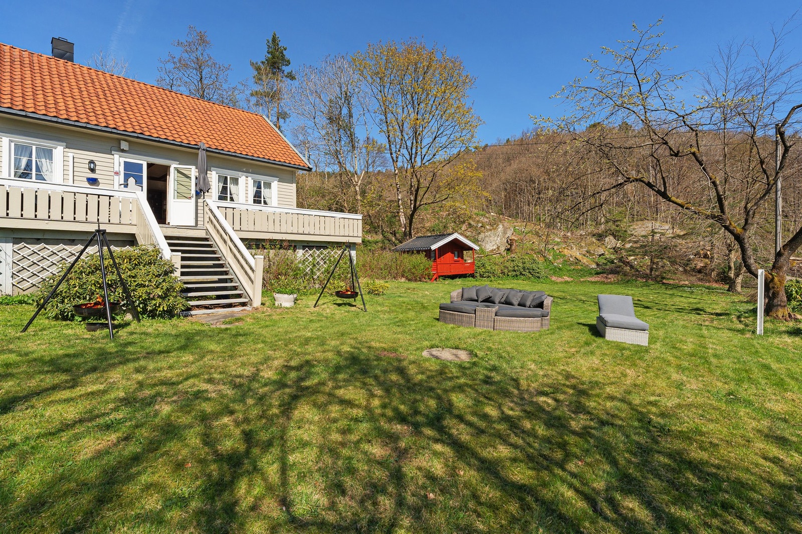 Fra hagen - god plass til spill og lek Galleribilde