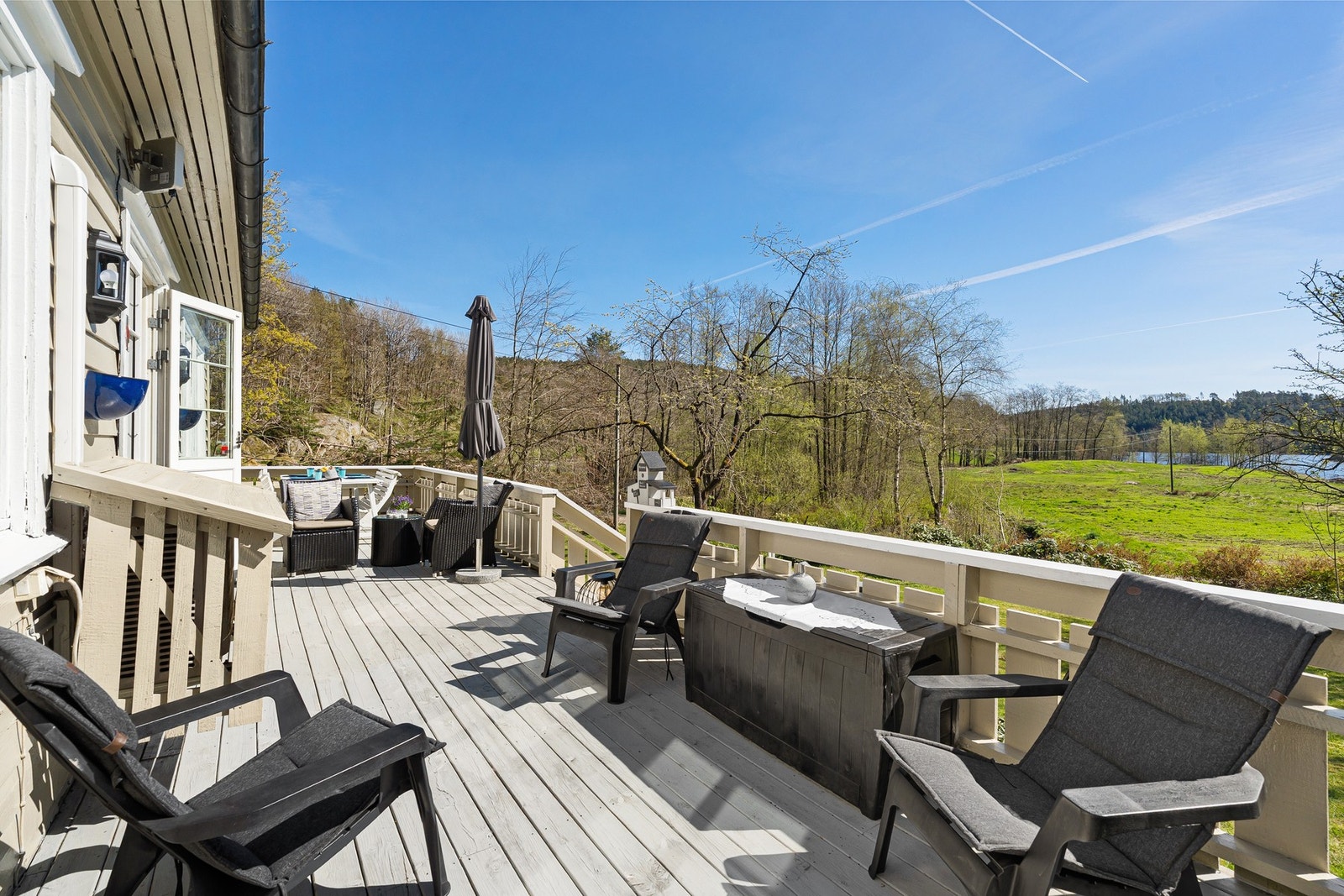 God plass på den store terrassen som er ut fra stuen - det er også trapp ned til hagen Galleribilde