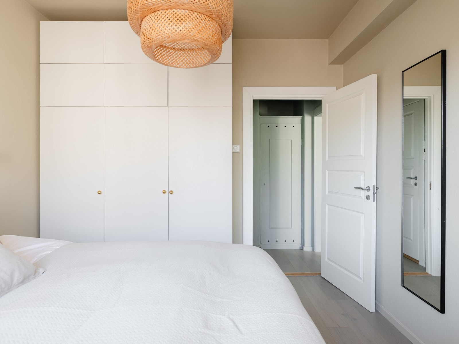 Rolig soverom med plass til dobbeltseng og garderobe. Galleribilde