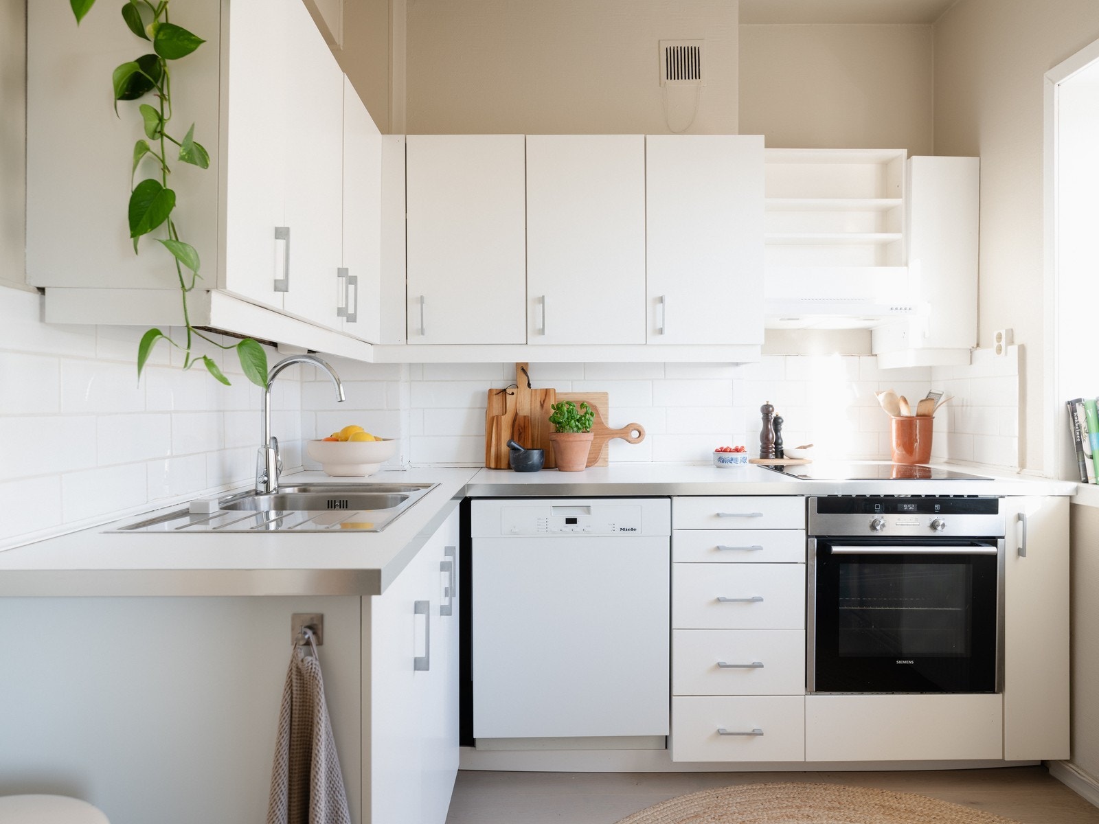 Pent kjøkken med integrerte hvitevarer og god benkeplass. Galleribilde