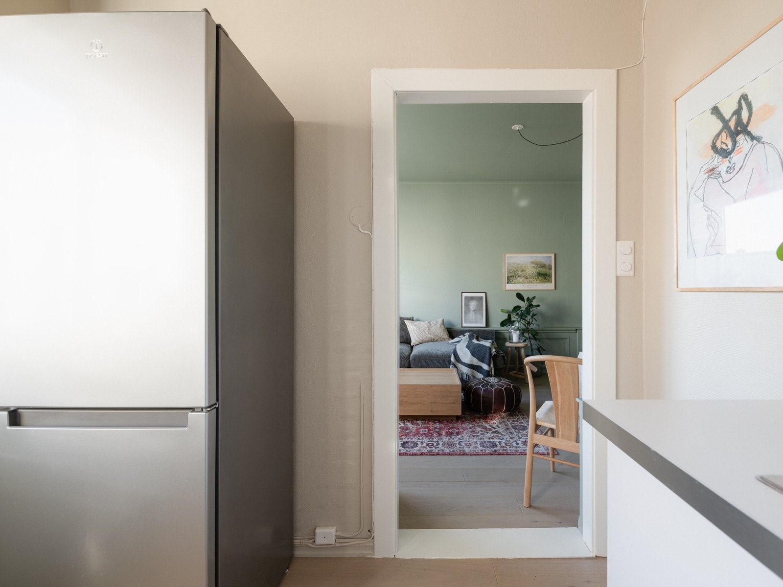 Stue og kjøkken ligger i tilknytning, med naturlig rominndeling og åpen passasje mellom. Galleribilde