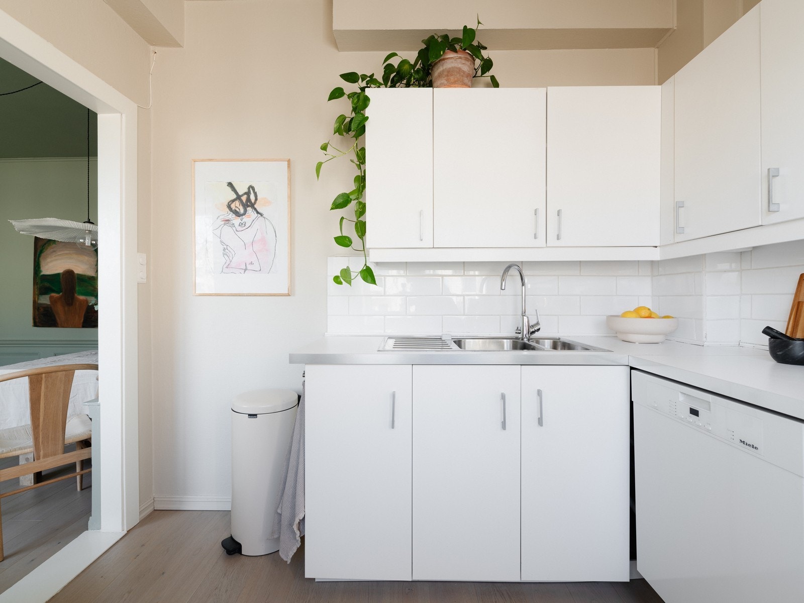 Praktisk løsning med overskap og fliser over benk. Galleribilde