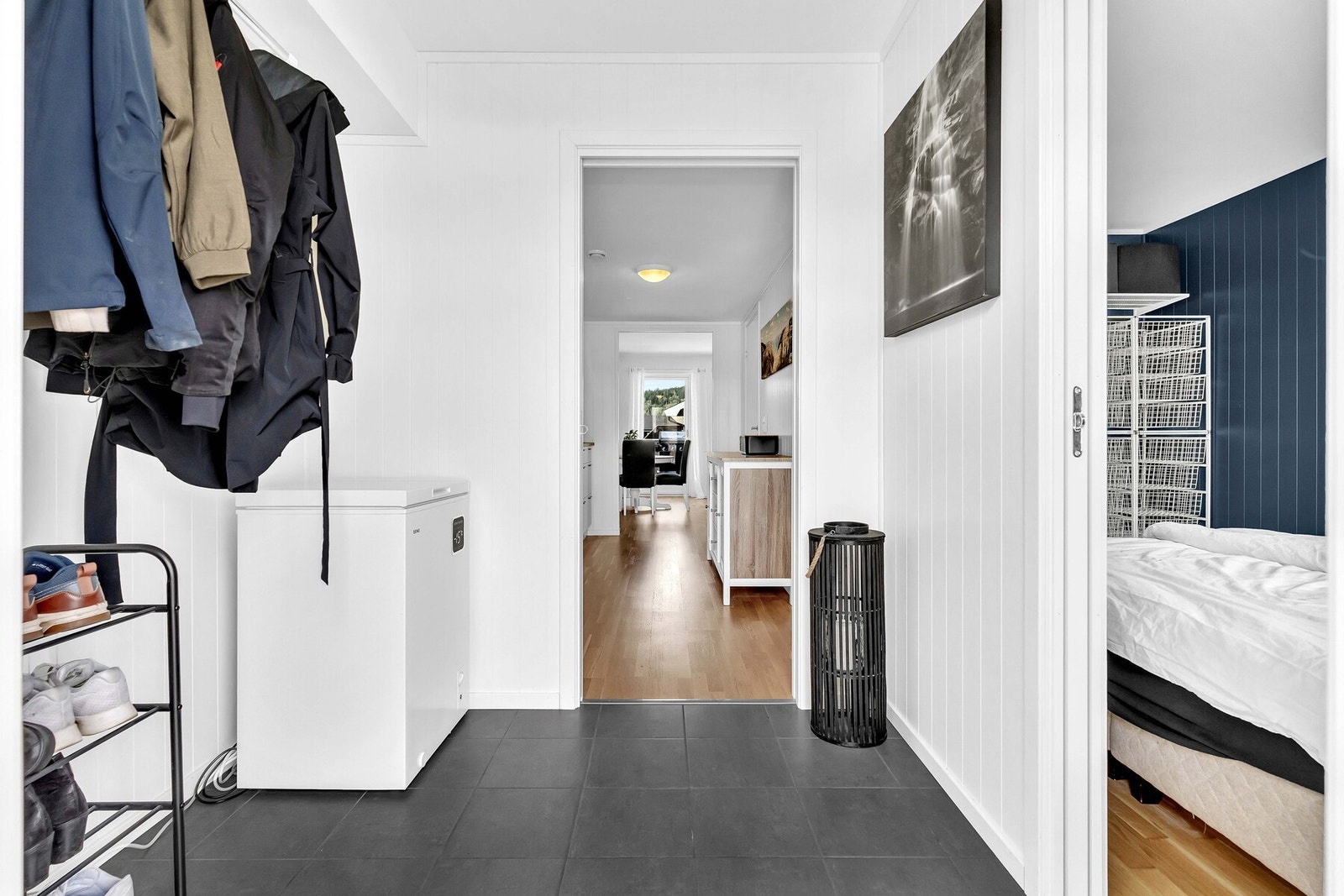 Fra svalgangen ønskes du velkommen inn en lys entré hvor du har plass til å sette fra deg sko og henge fra deg yttertøy. Galleribilde