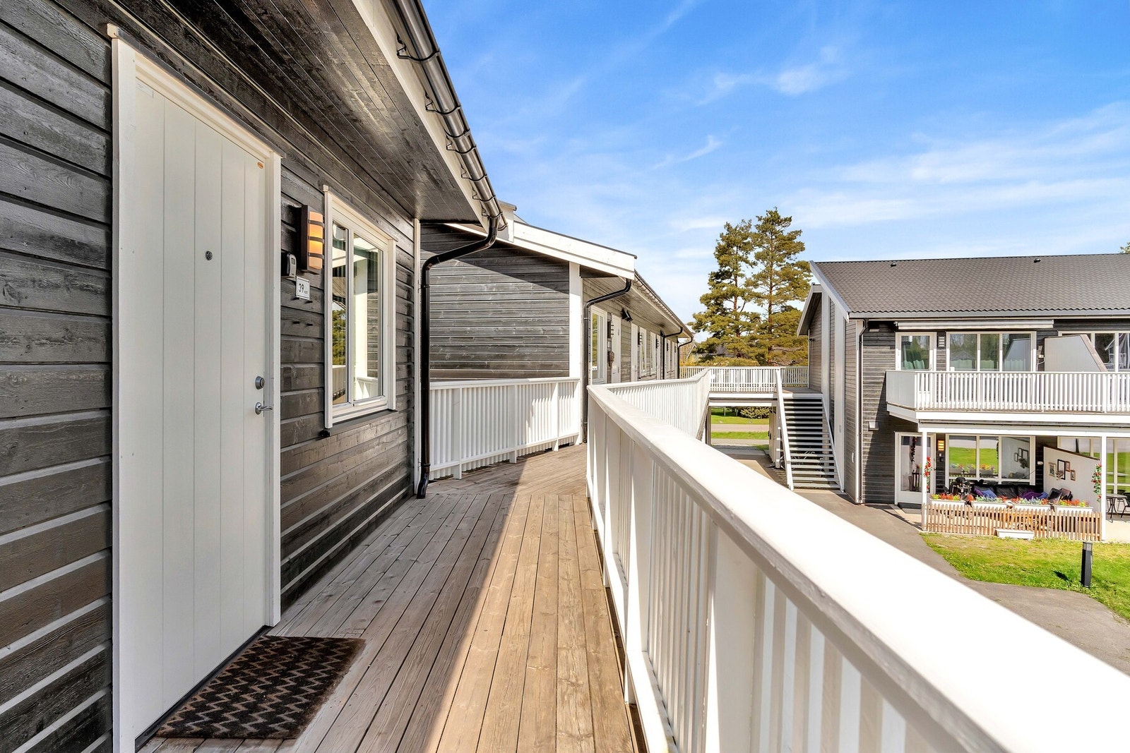 Hyggelig felles svalgang til leiligheten. Galleribilde