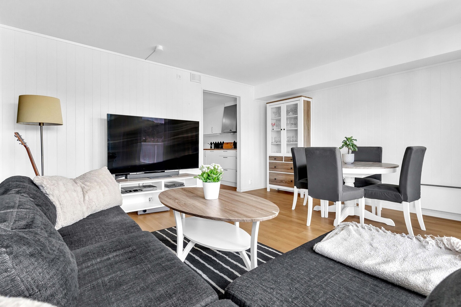 Stue og kjøkken er i en delvis åpen løsning. Galleribilde