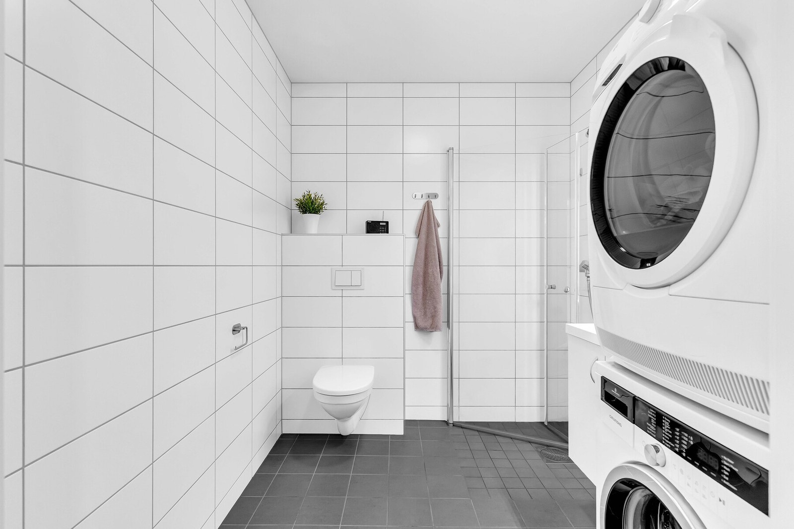 For øvrig er det dusjhjørne, vegghengt toalett og opplegg for både vaskemaskin og tørketrommel på badet. Galleribilde