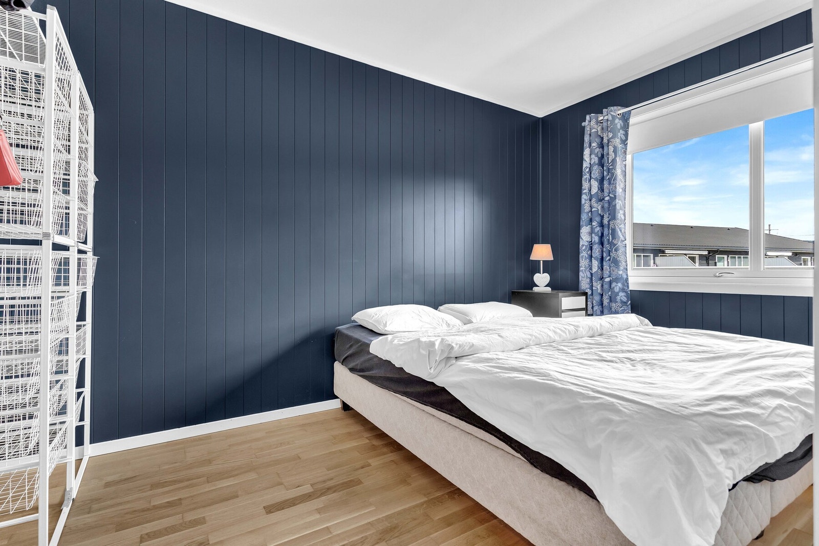 Soverommet er malt i en lun blåfarge som gir rommet en behagelig atmosfære. Galleribilde