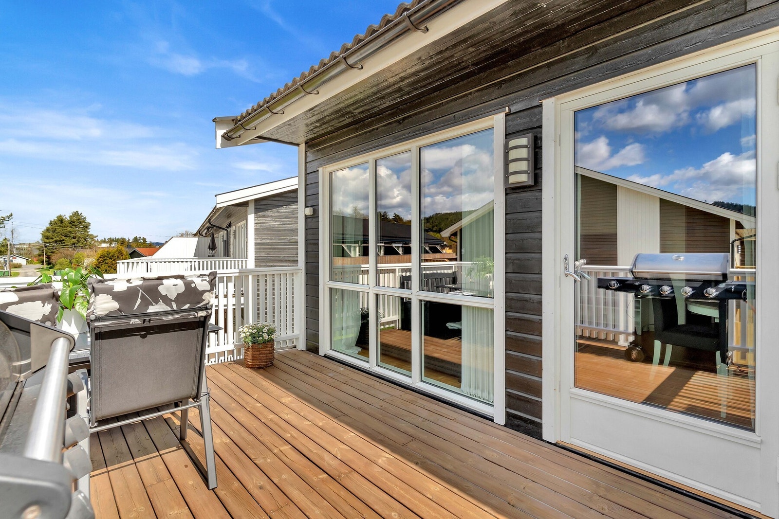 Dette er leiligheten for deg som ønsker noe lettstelt med god standard - her kan du flytte rett inn uten å tenke på oppussing! Galleribilde