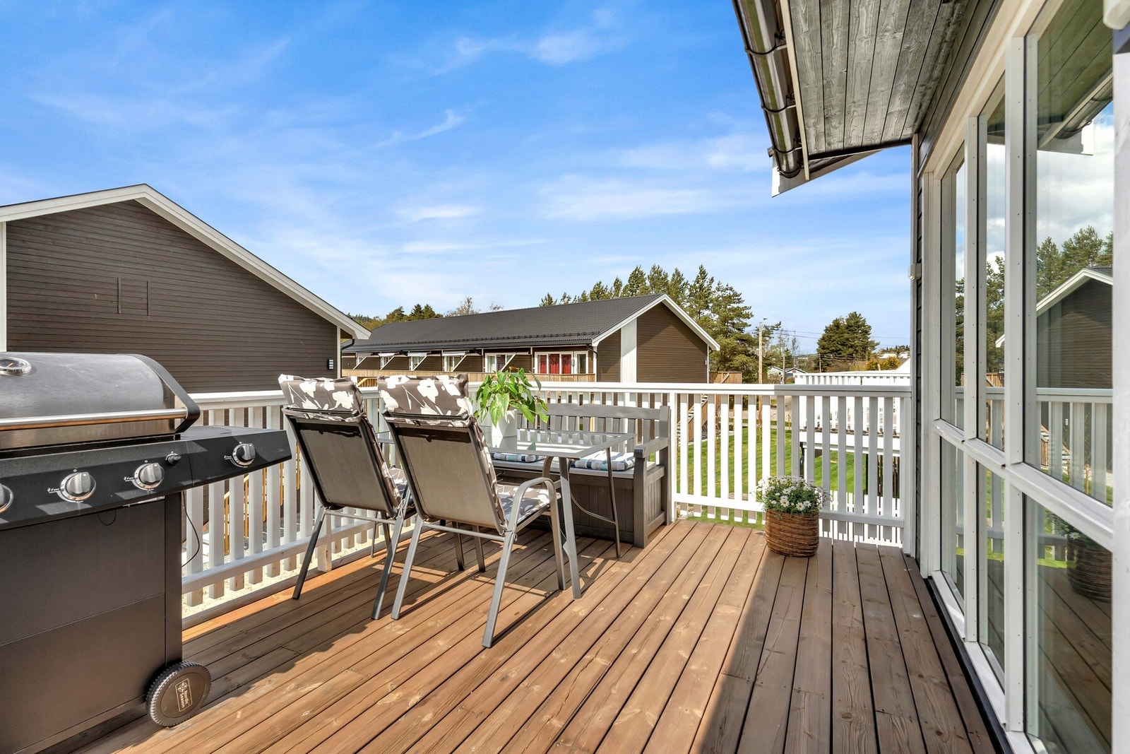 Fra stuen er det utgang til vestvendt balkong med lokal utsikt. Galleribilde