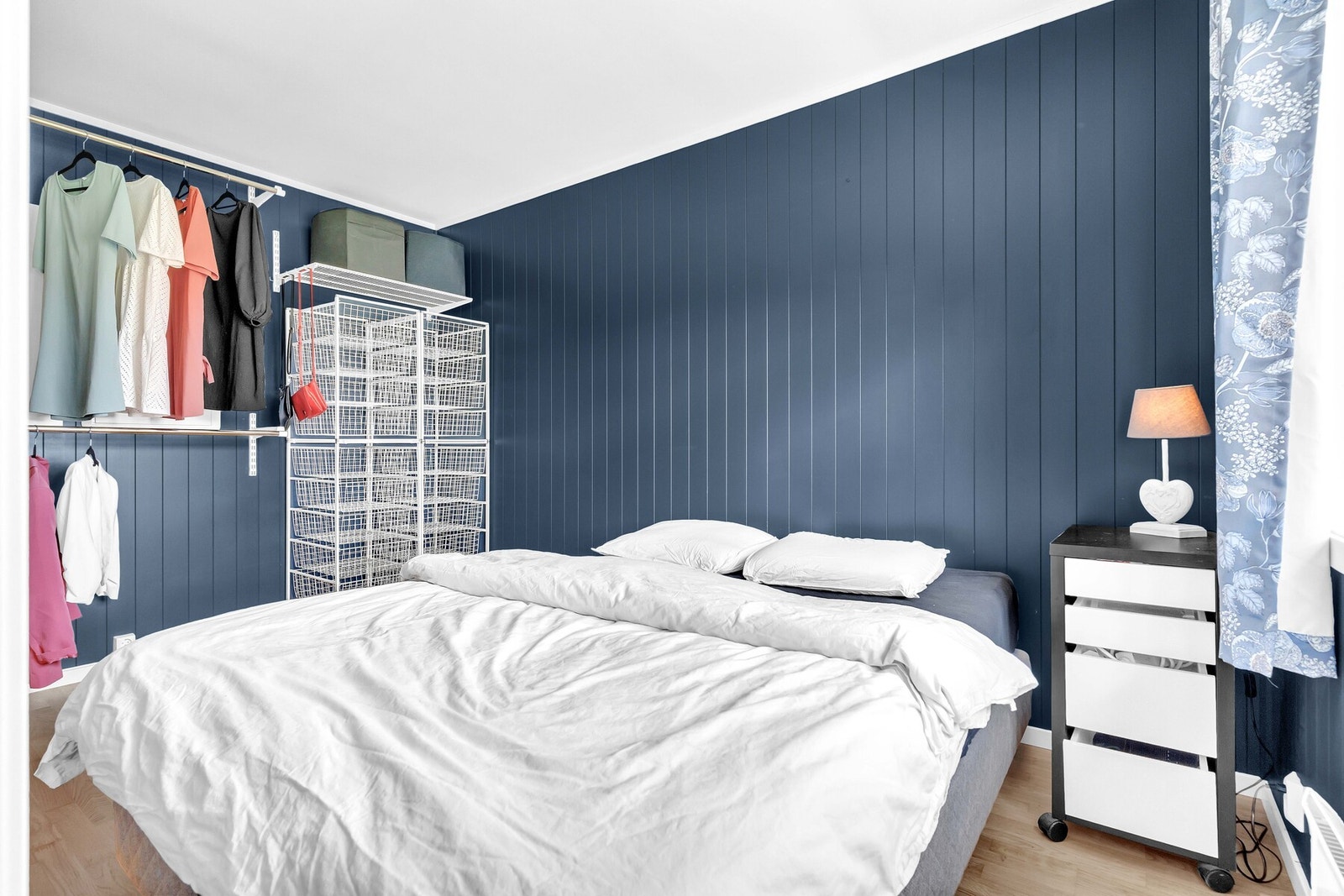 Soverommet er av god størrelse og har god plass til dobbeltseng. Det er en innbygd garderobeløsning som medfølger salget. Galleribilde