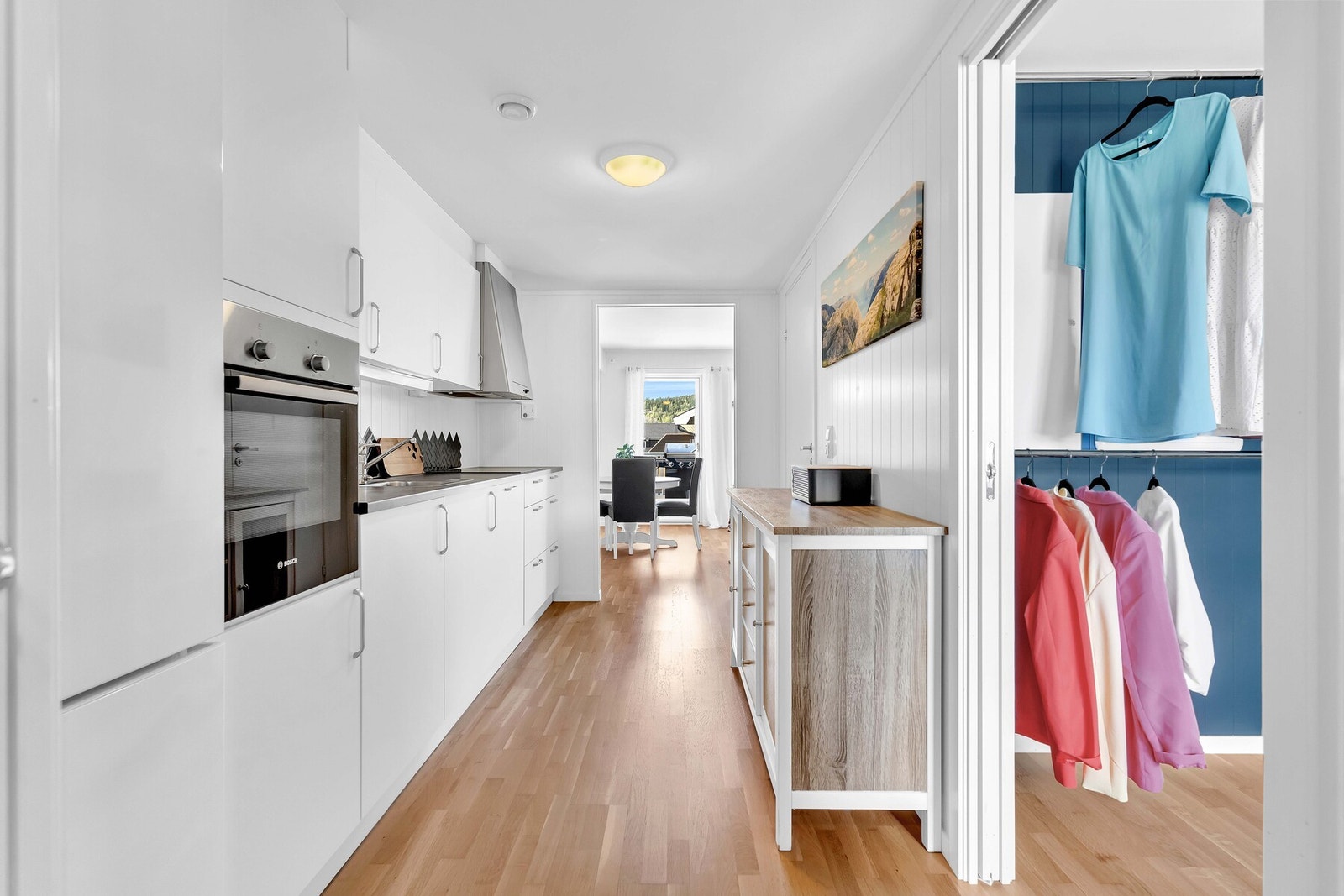 Fra kjøkkenet er det skyvedør inn til soverommet. Galleribilde