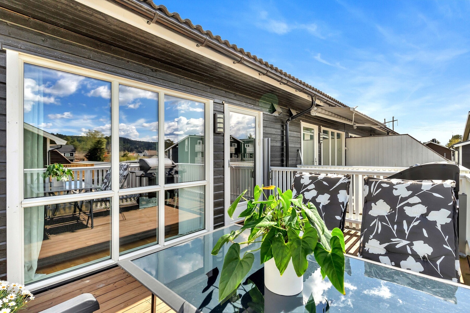 Her er det god plass til både sittegruppe, spisegruppe og grill. Galleribilde