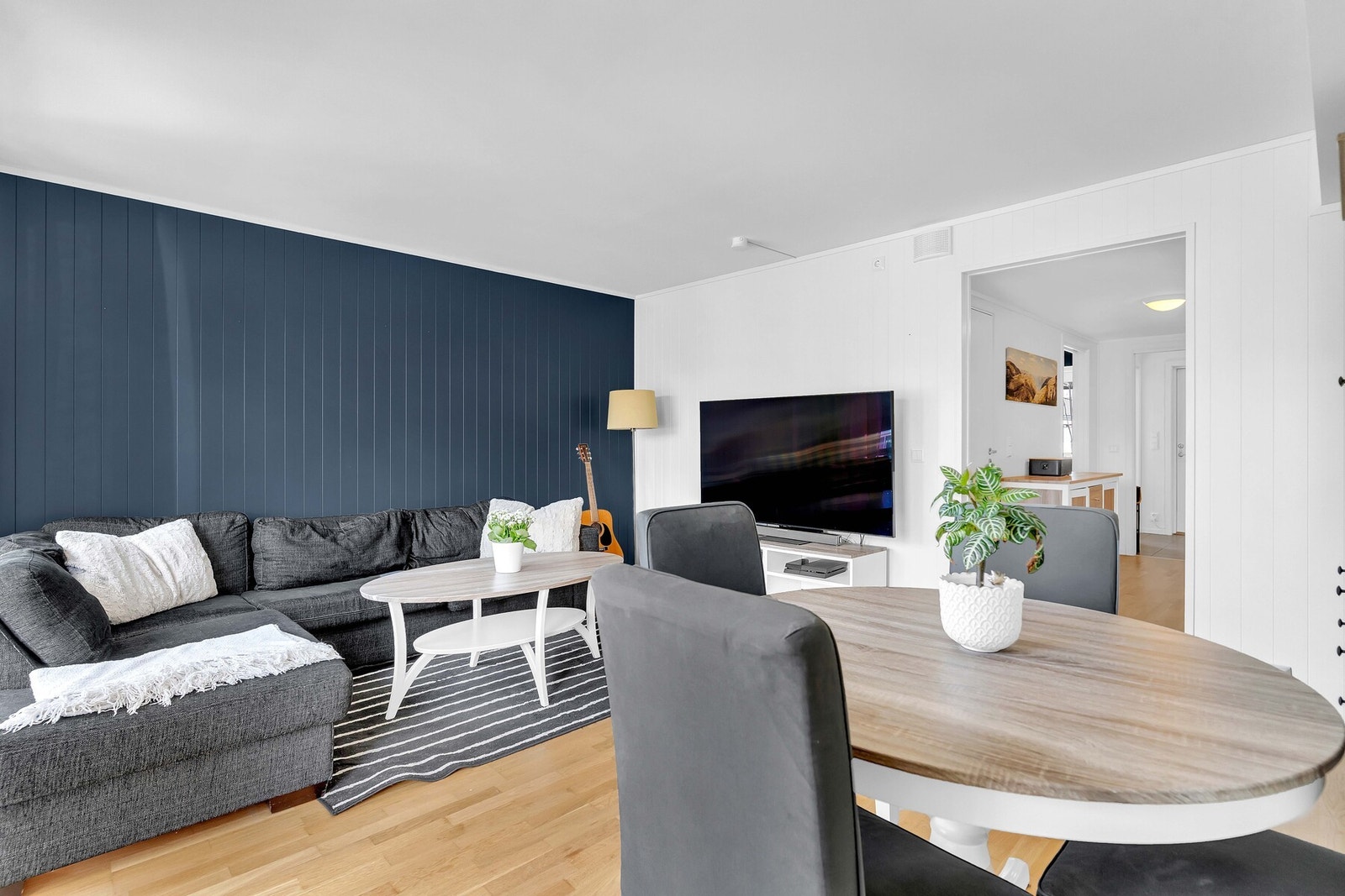 Leiligheten har en lys og luftig stue som enkelt lar seg inndele i ulike sosiale soner. Galleribilde