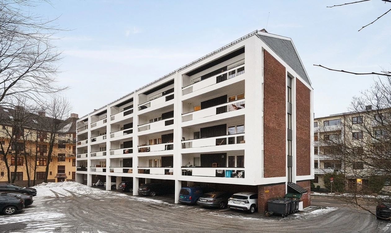 Mulig å leie parkering for 550 på oppstillingsplass og 750 under tak. Galleribilde