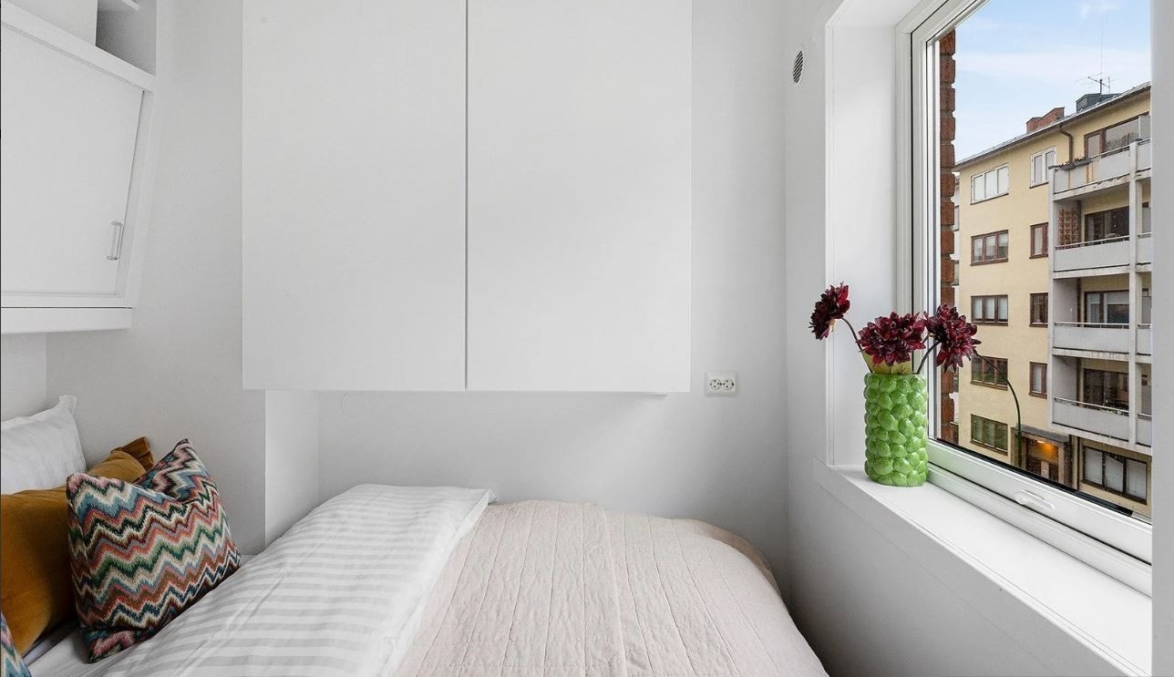 Alkove med plassbygd seng. 120 til hjørne, 150 bredde inn til vegg. 4 m2. Galleribilde