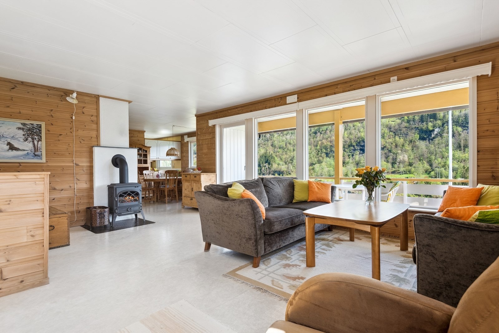 Romslig stue med store vindu. Galleribilde
