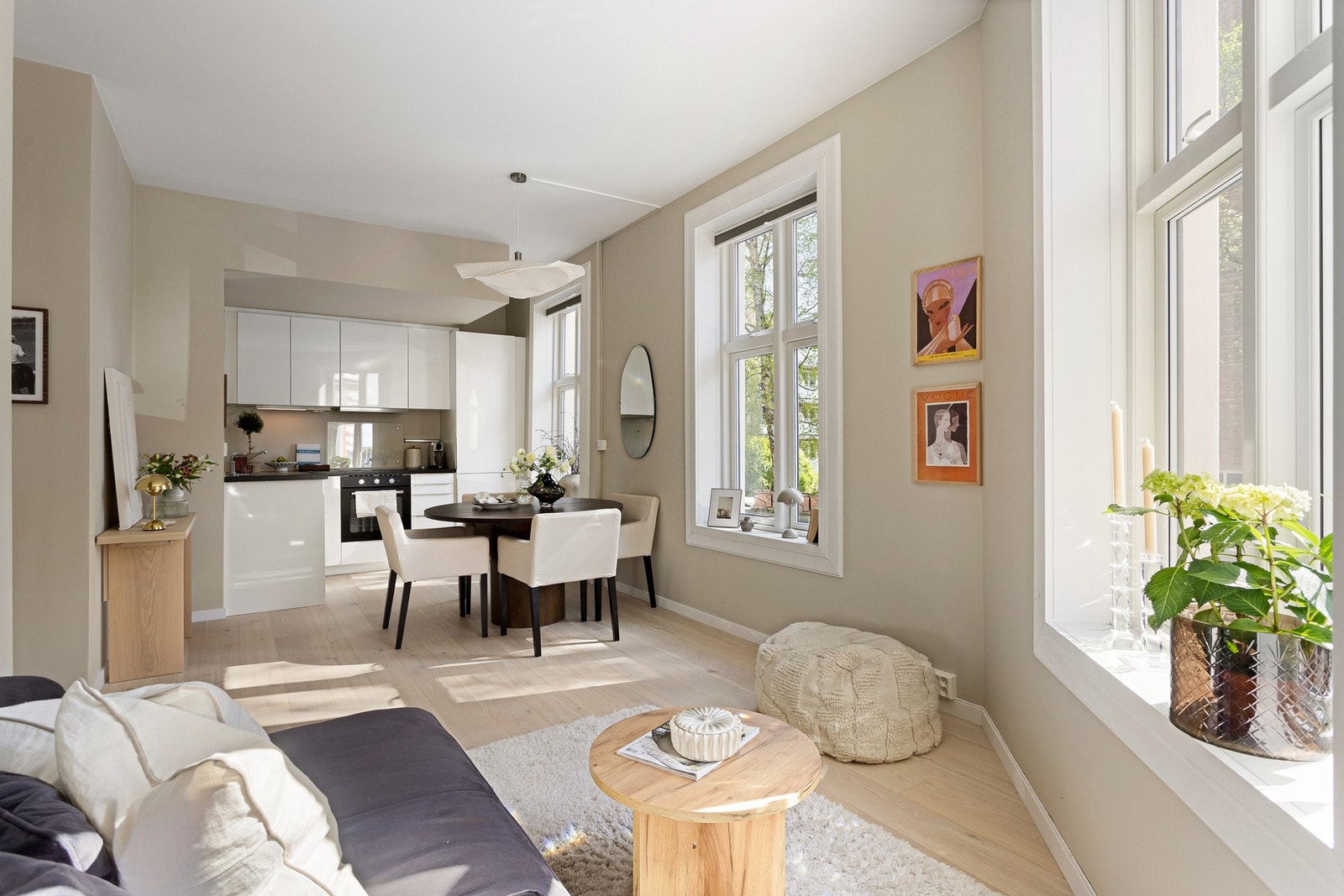 Christer Sebbah v/ EIE Løren ønsker velkommen til Rosenborggata 12! Dette er en lys, delikat og smakfull 2-roms med en svært attraktiv beliggenhet på Majorstuen. Galleribilde