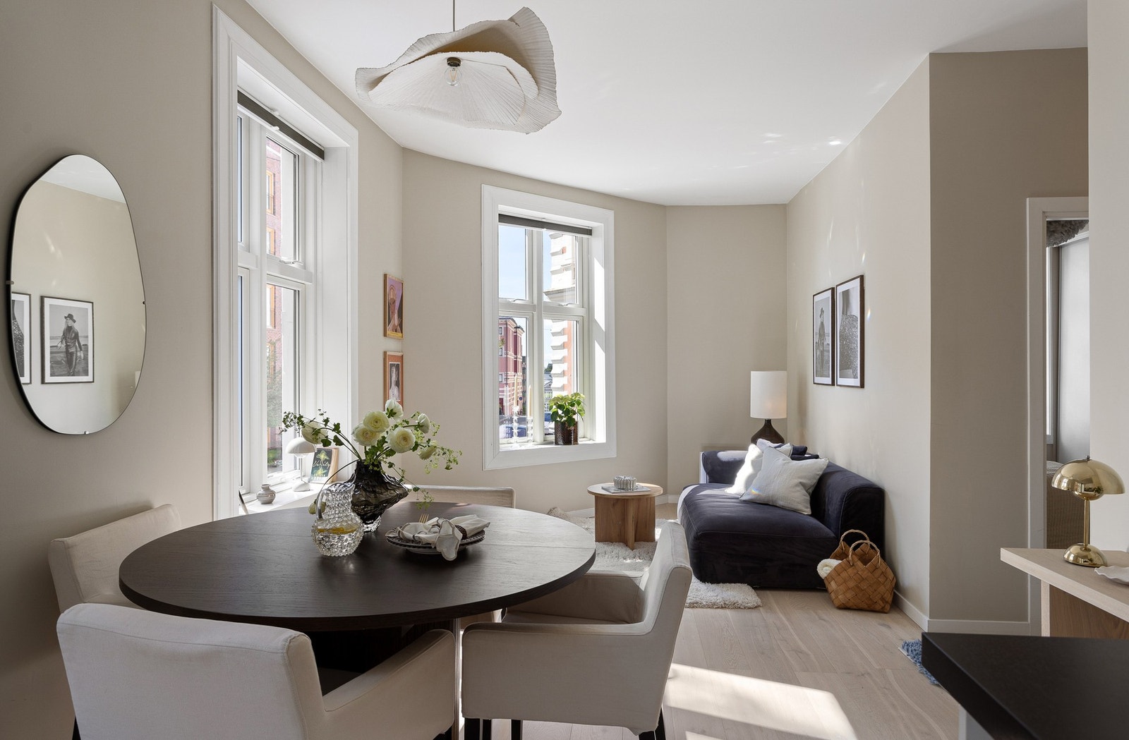 Boligens oppholdsrom er av god størrelse med plass til sofa, salongbord og tilhørende mediemøblement. Galleribilde