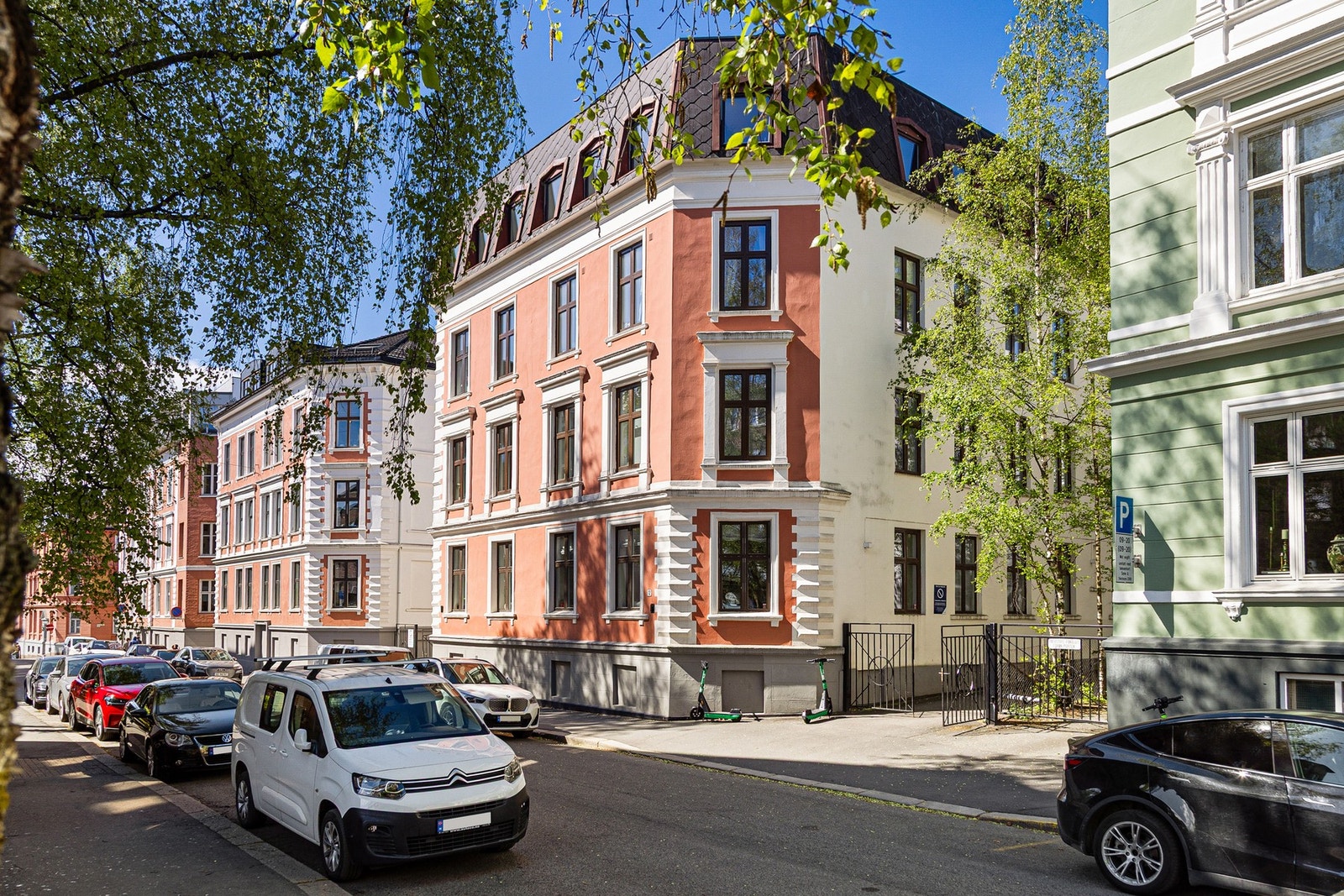 Boligen ligger fint til på hjørnet i byggets høye 1.etasje. Galleribilde