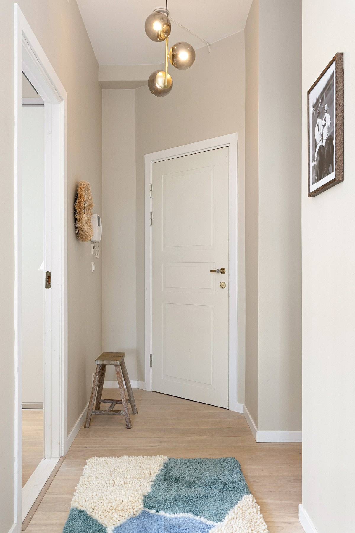 Det første du vil møte i leiligheten er en innbydende og lys entré som skaper et godt førsteinntrykk av leiligheten. Galleribilde