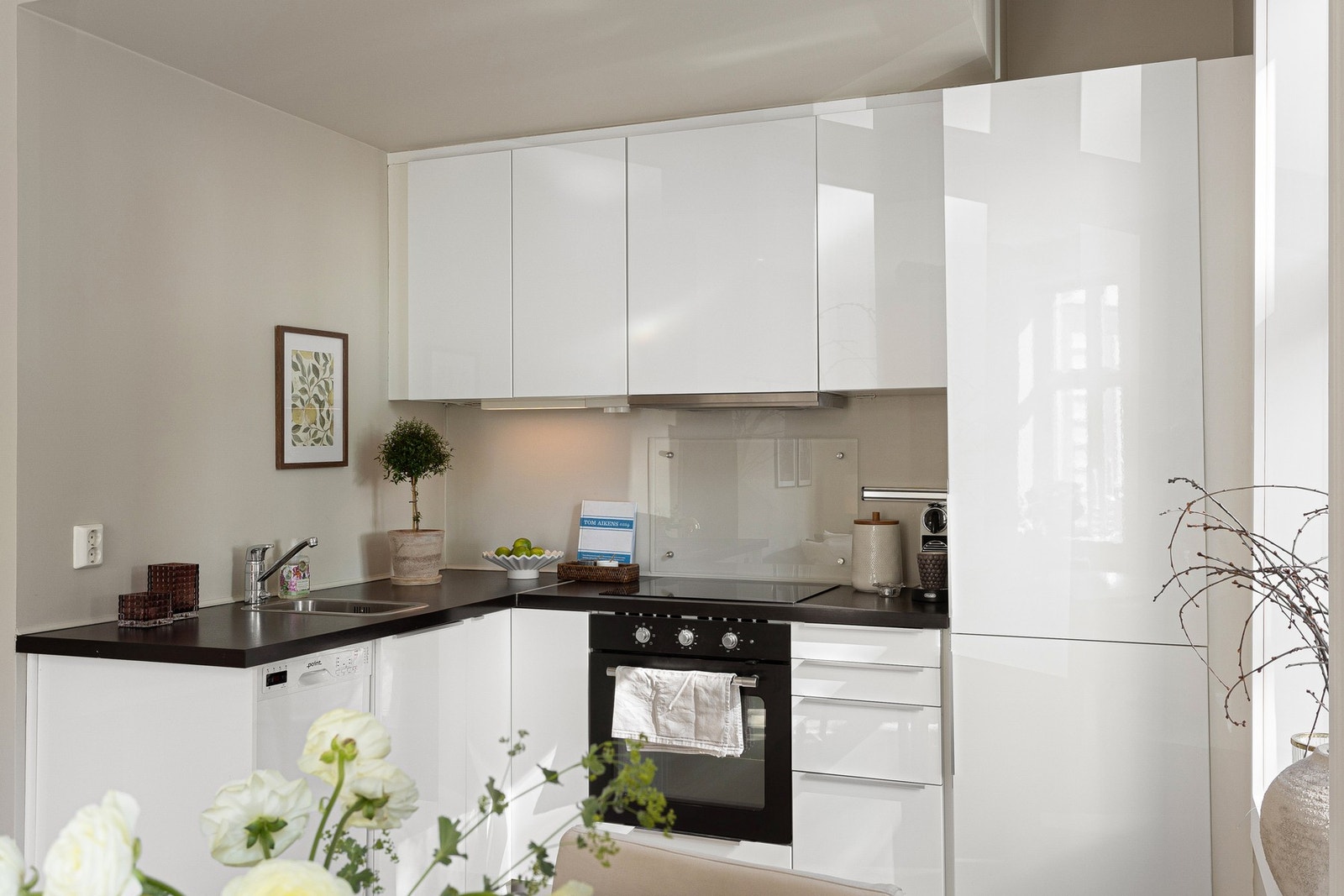 Kjøkkenet er utstyrt med integrert ovn og kjøl/frys - disse medfølger ved salg. Galleribilde