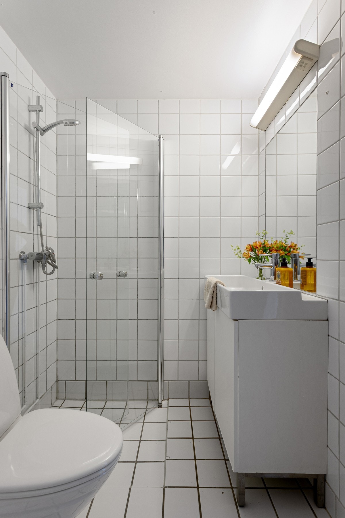 Pent, flislagt bad med behagelige varmekabler i gulvet. Galleribilde