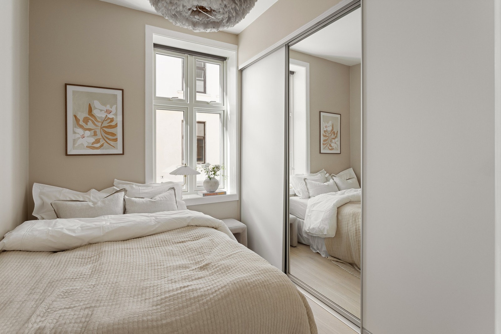 Lyst og innbydende soverom med plass til bred seng og nattbord. Galleribilde