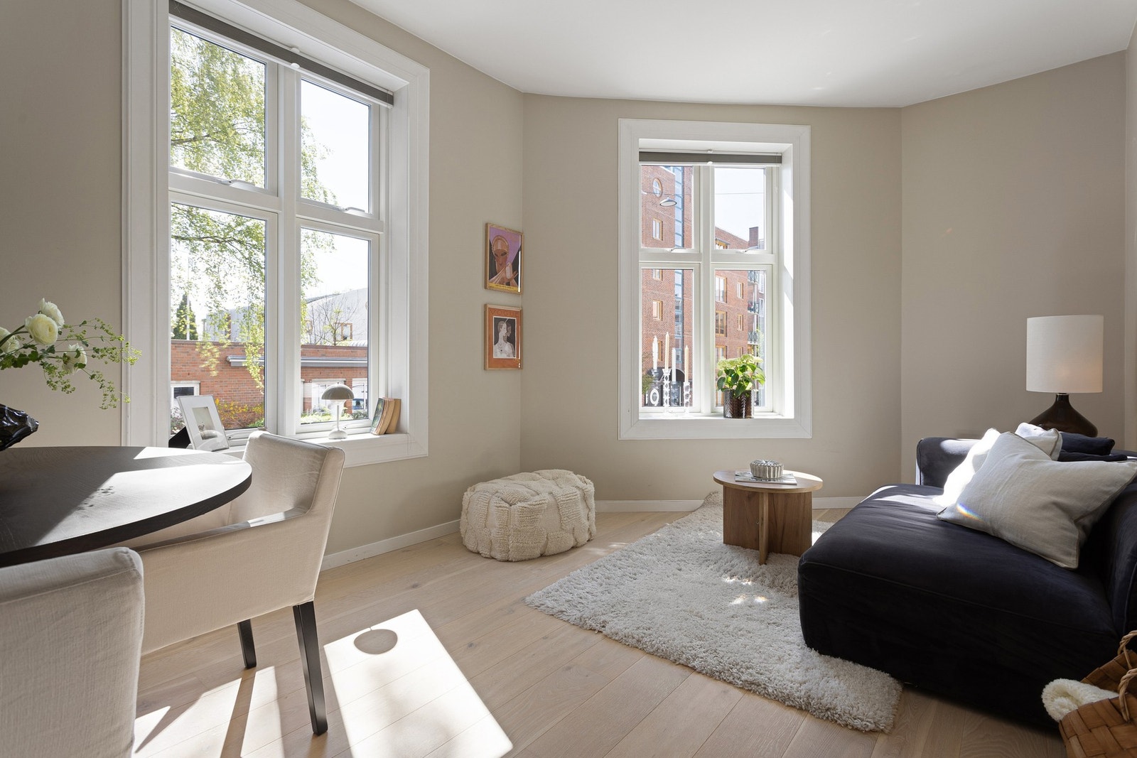 De store vindusflatene med dype karmer, kombinert med takhøyden på 2,87 meter gir en lys og luftig romfølelse. Galleribilde