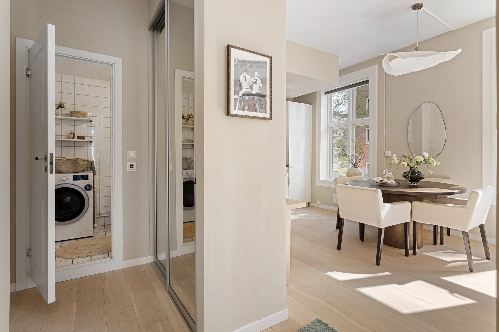 I entreen er det skyvedørsgarderobe med speilfronter. Galleribilde