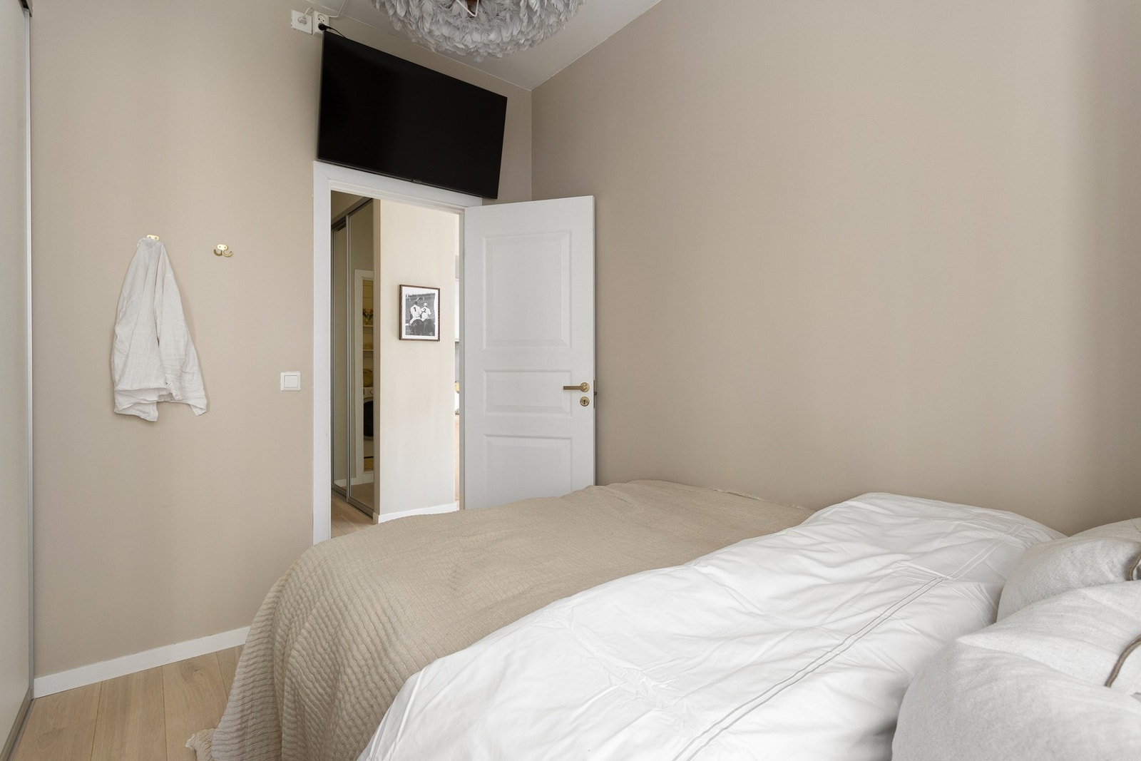 Legg merke til den smarte plasseringen av TV-en over døren. Galleribilde