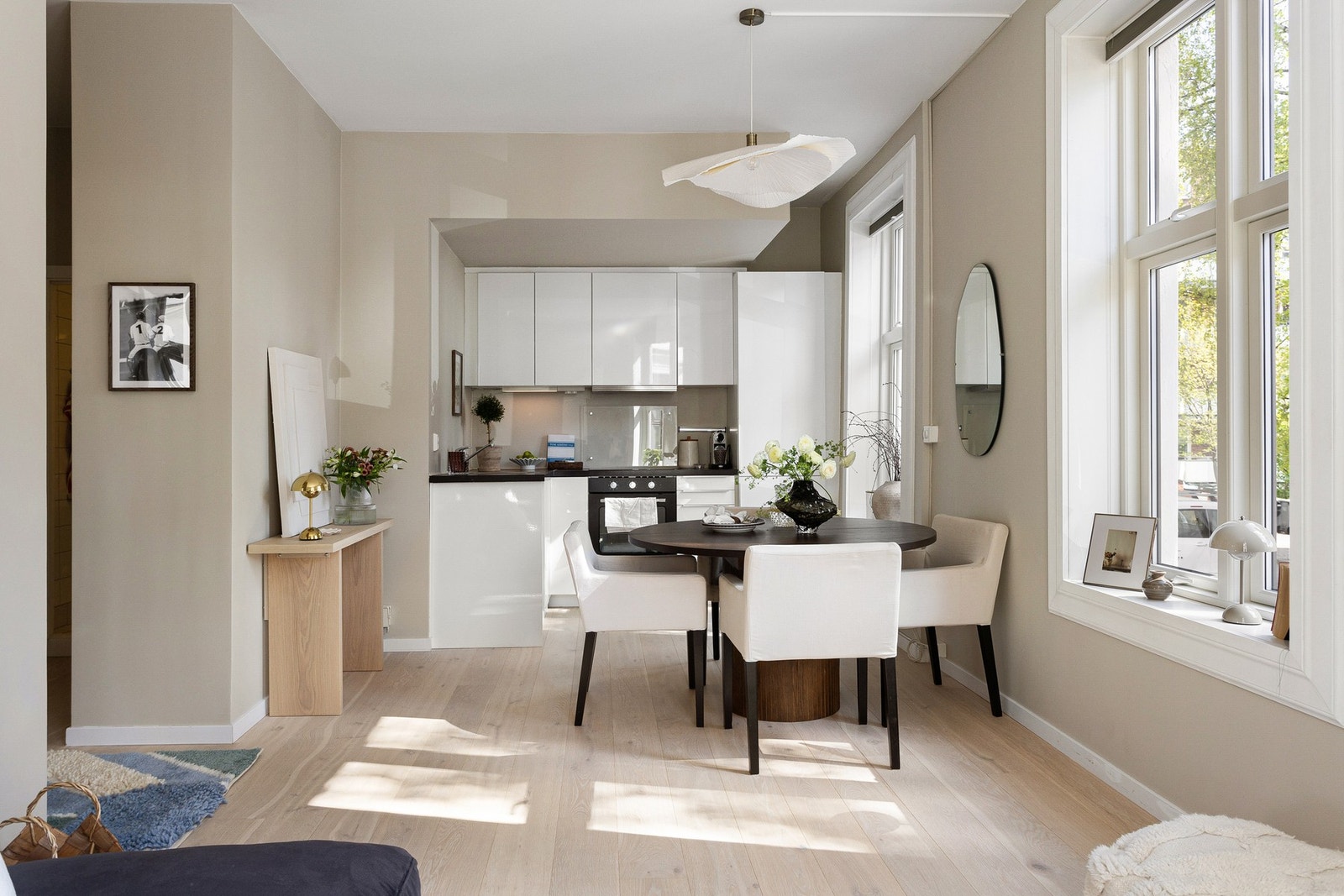 Kjøkkenet er i en åpen løsning mot stuen, men gir likevel en fin soneinndeling. Galleribilde