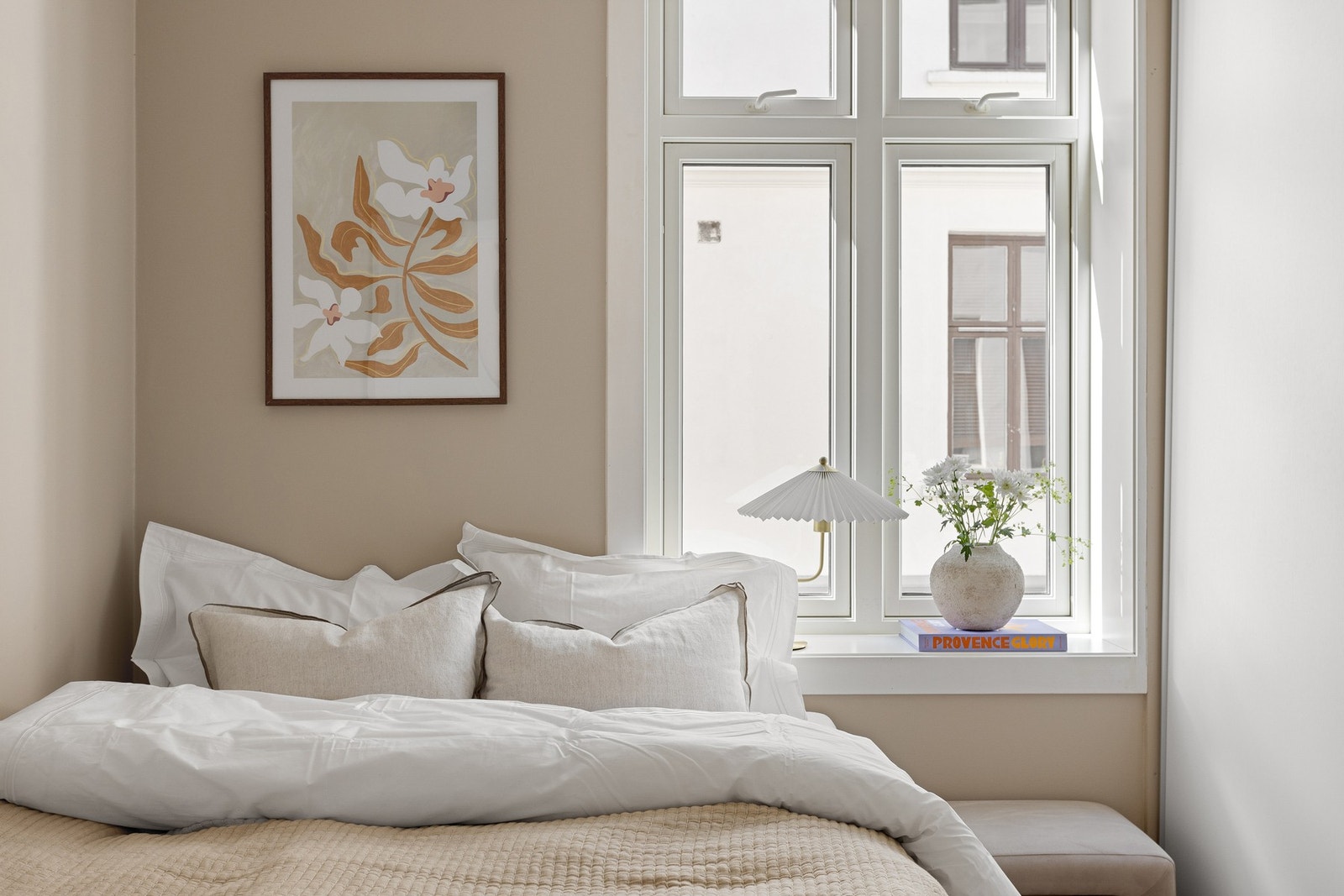 Det er i tillegg en stor skyvedørsgarderobe med god plass til oppbevaring av klær. Galleribilde