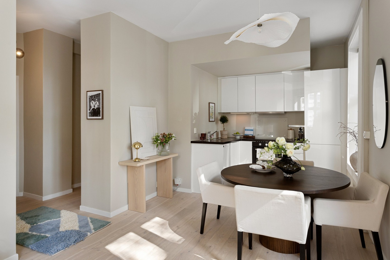 Kjøkkenet er fra IKEA og er godt utnyttet med mye skap- og benkeplass. Galleribilde