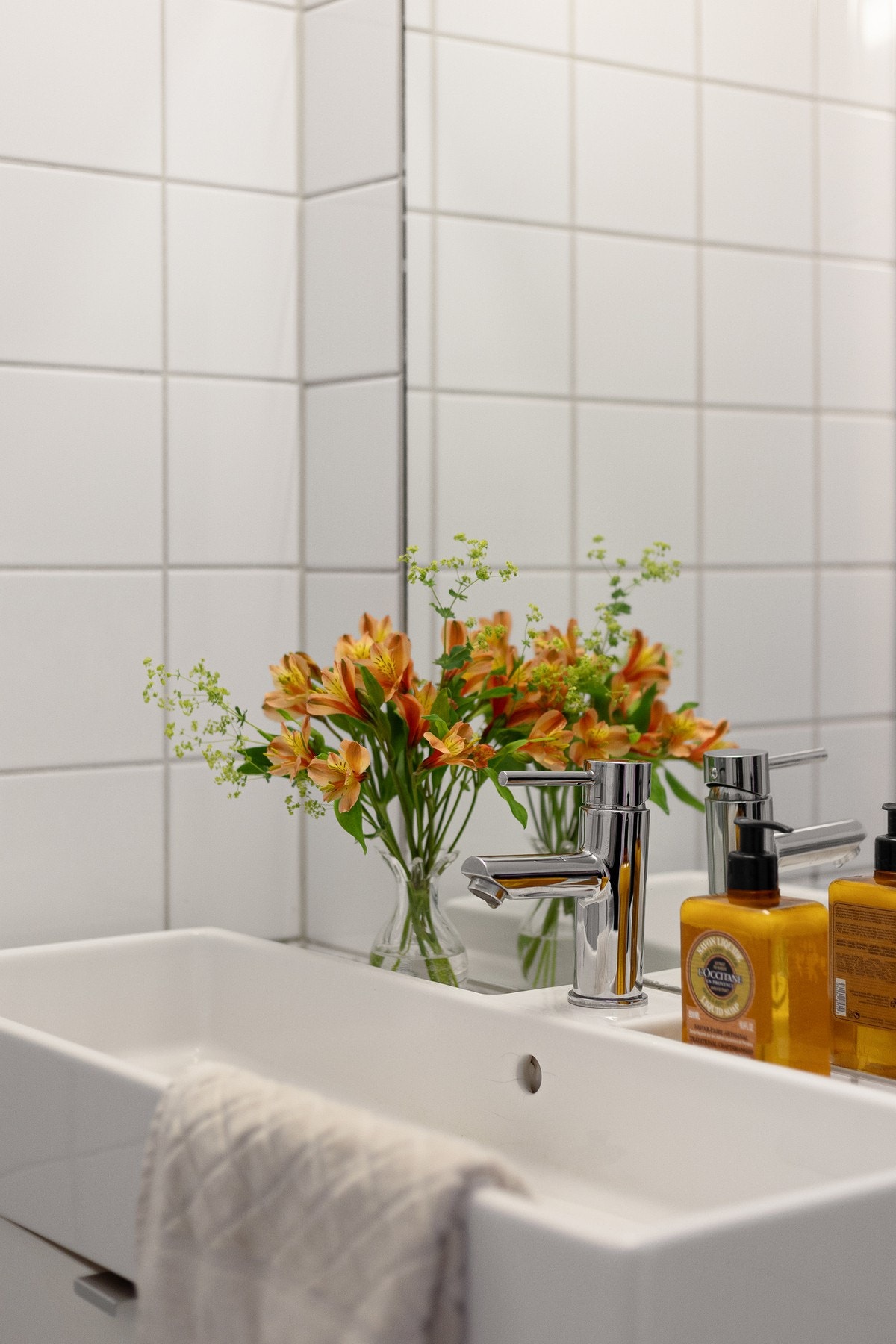 Badet er utstyrt med innredning med to skap og ovenpåliggende servat, samt speil og belysning over. Det er i tillegg dusj med innfellbare dusjdører og toalett. Galleribilde