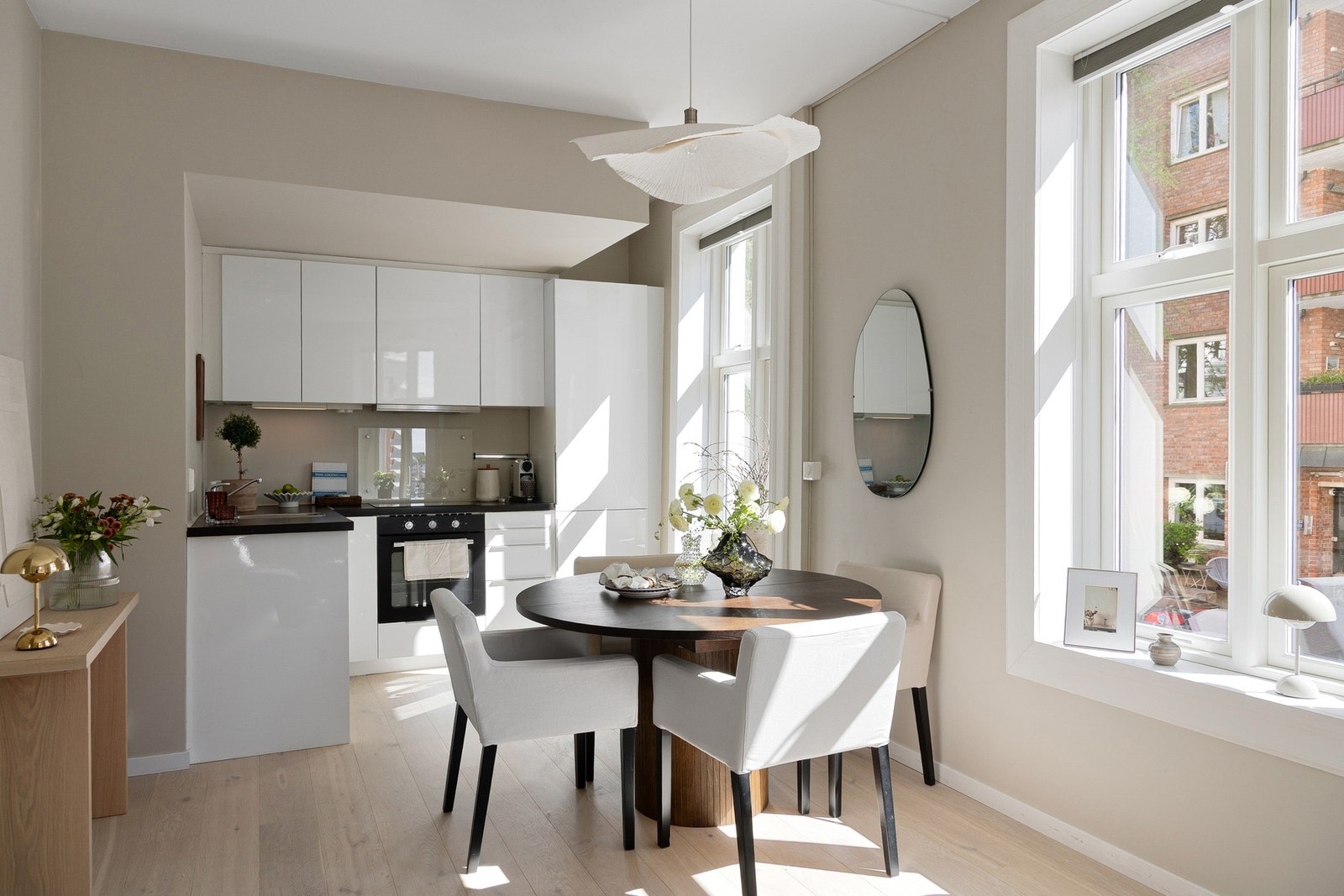 Det er pent 1-stavs gulv i leiligheten og veggflatene er holdt i lyse, moderne farger. Galleribilde