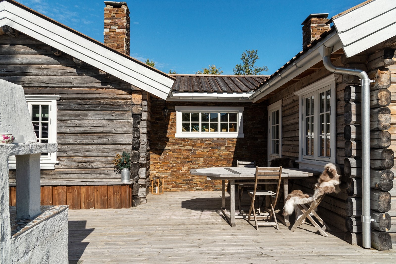 Trivelig, skjermet og sør-vestvendt terrassekrok. Legg merke til den steinkledde veggen. Galleribilde