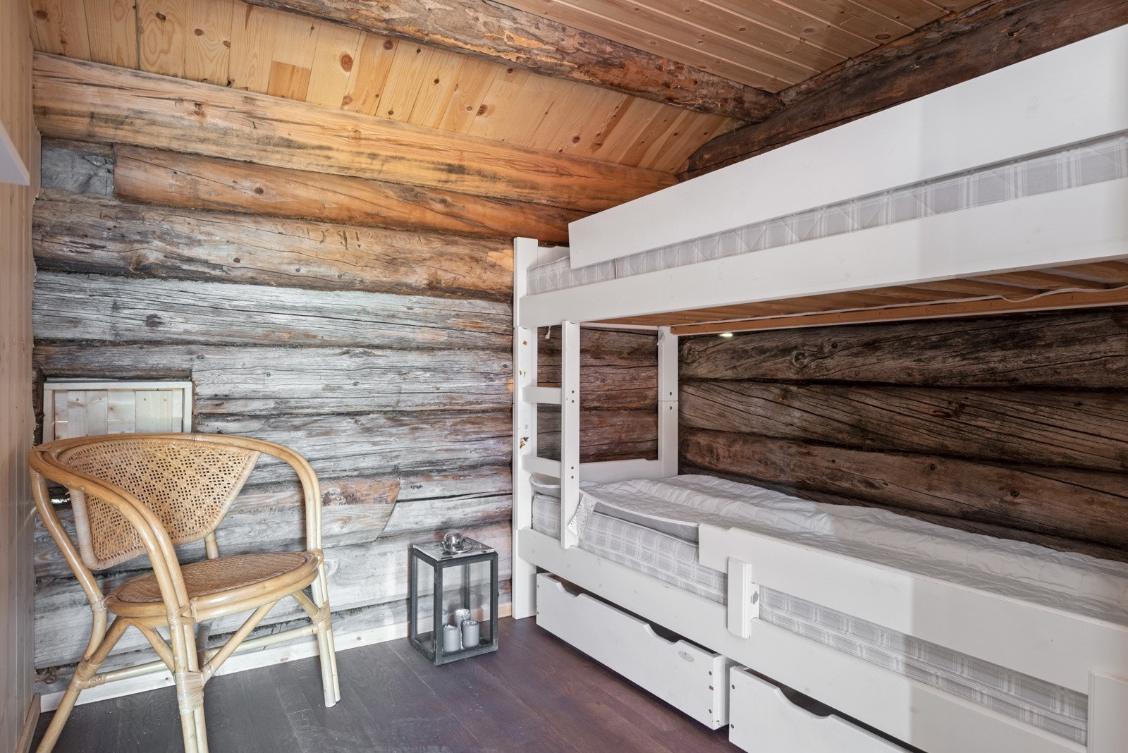 Innredet soverom i uthuset som ligger rett ved hytta, tilknyttet via den romslige terrassen. Galleribilde
