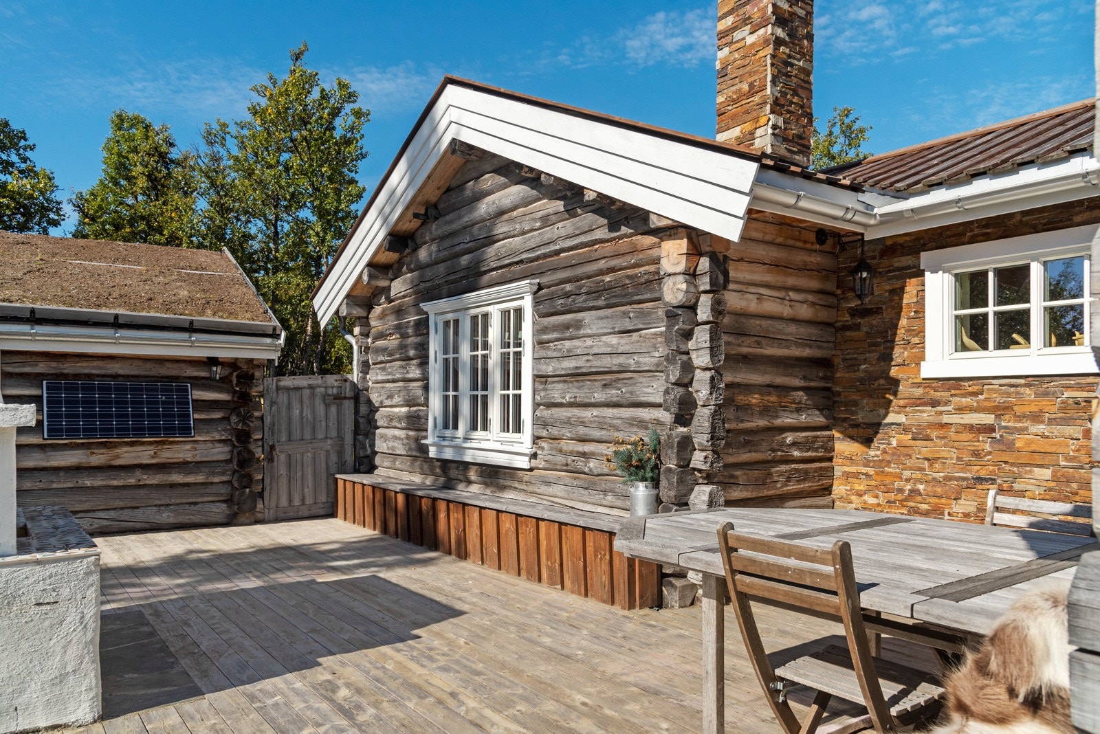 Hytta har virkelig et flott terrasseområde som innbyr til hygge! Galleribilde