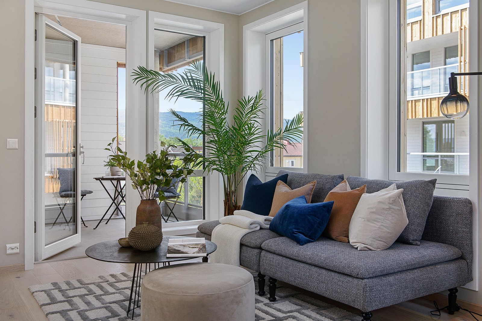 Lekker leilighet med takoverbygget balkong Galleribilde