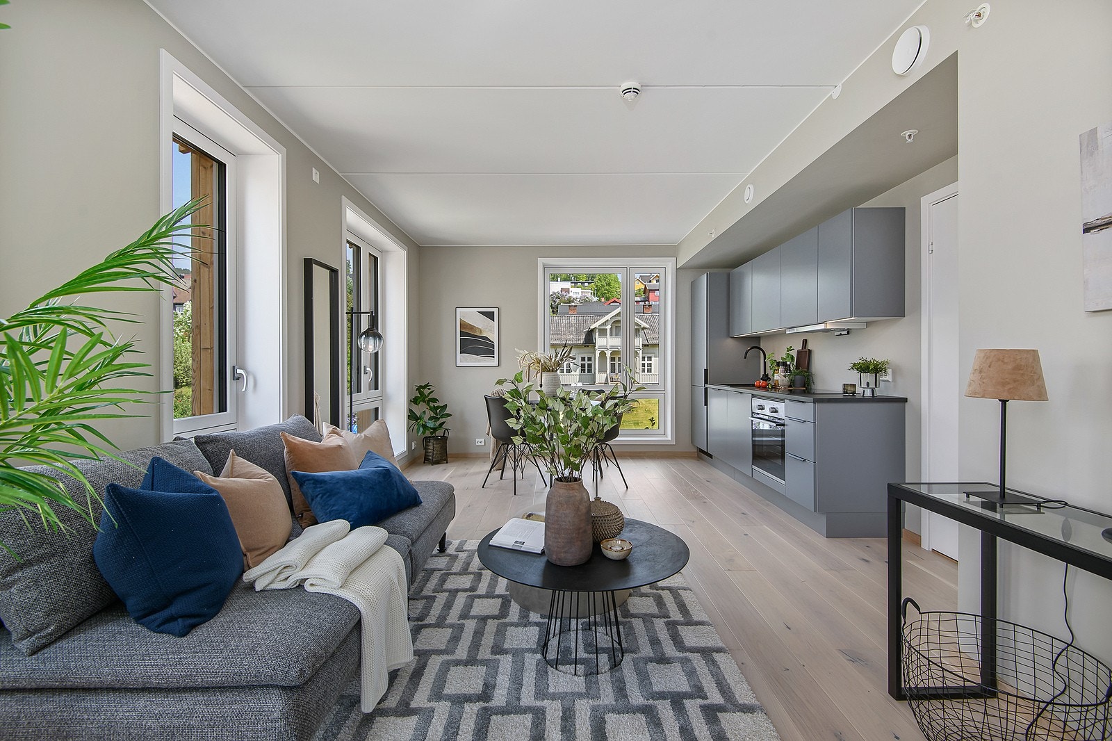 Åpen løsning mellom stue og kjøkken Galleribilde