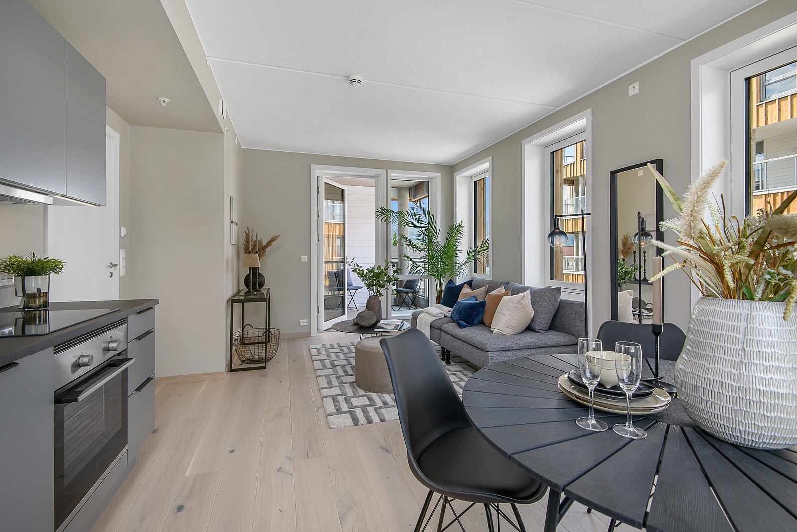 Leiligheten har en god og arealeffektiv planløsning og er innredet med tidsriktige farge- og materialvalg. Galleribilde