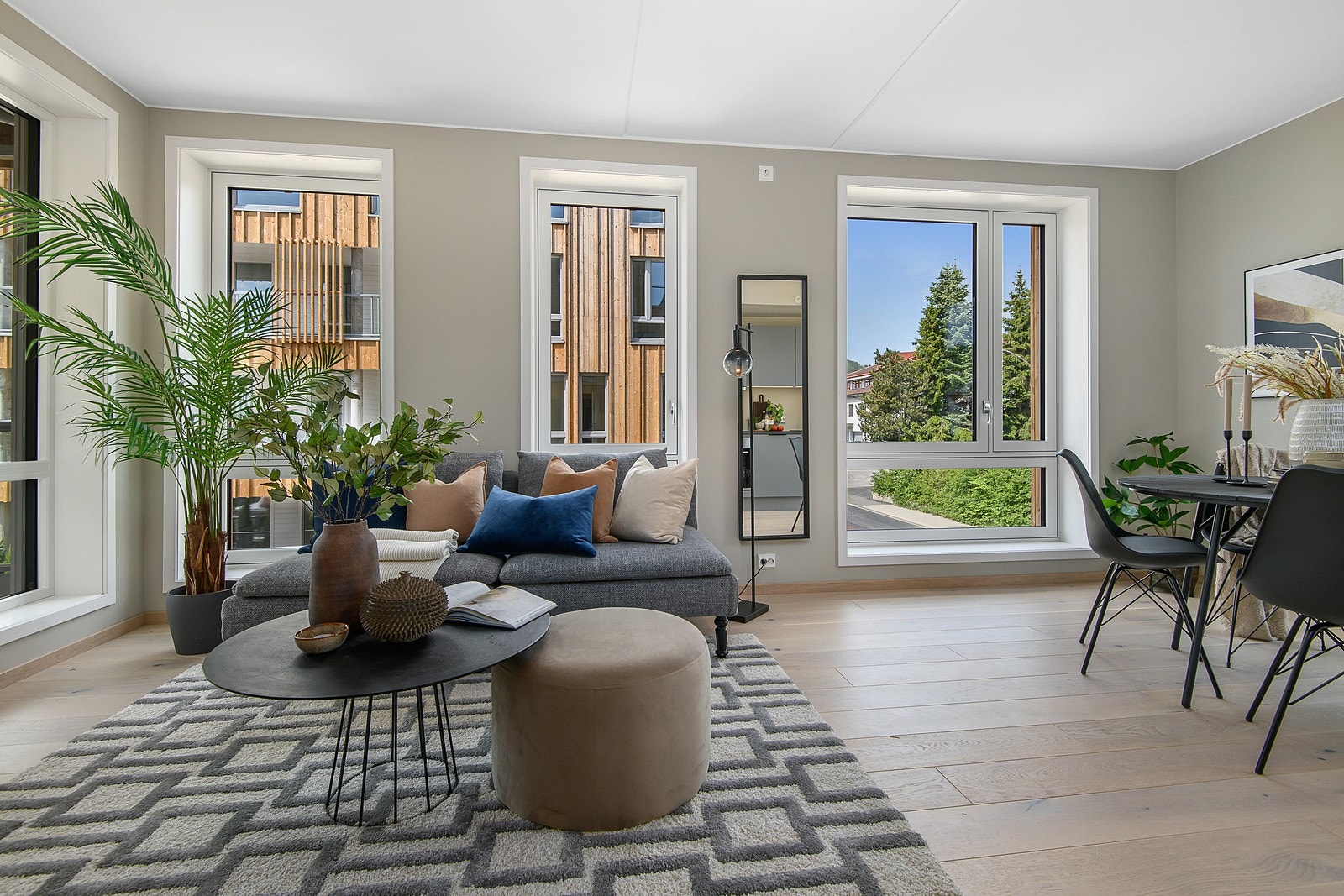 Velkommen til Kvartal 17 og leilighet A206 .
Den åpne og gode planløsningen gir rom for flere møbleringsløsninger. Galleribilde