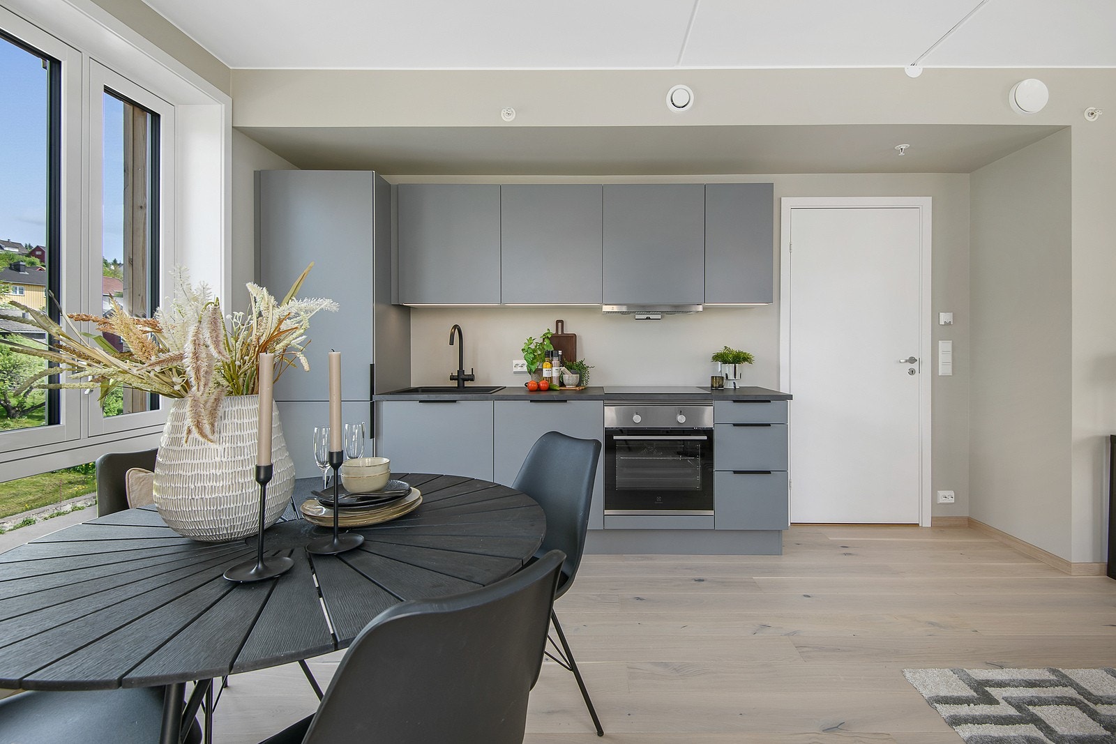 Åpen stue/kjøkkenløsning med store vinduer Galleribilde