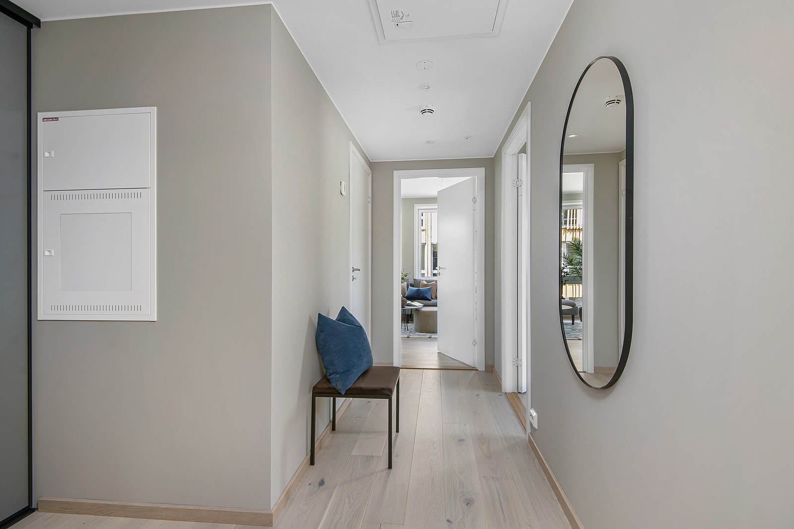 Hall/gang med skyvedørsgarderobe, stue/kjøkken rett frem. Galleribilde