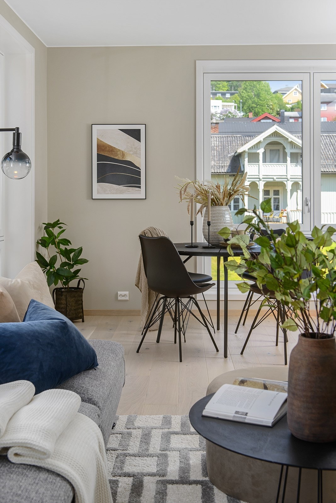 I overgangen mellom kjøkken og stue er det rom for spiseplass. Galleribilde