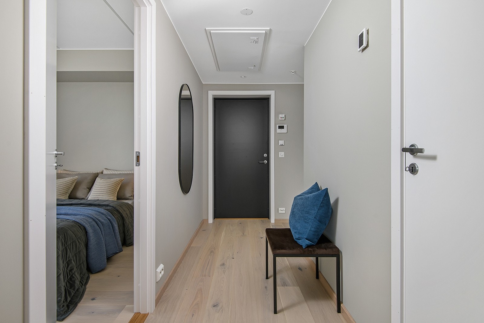 Hall/gang med inngang til soverom og bad Galleribilde